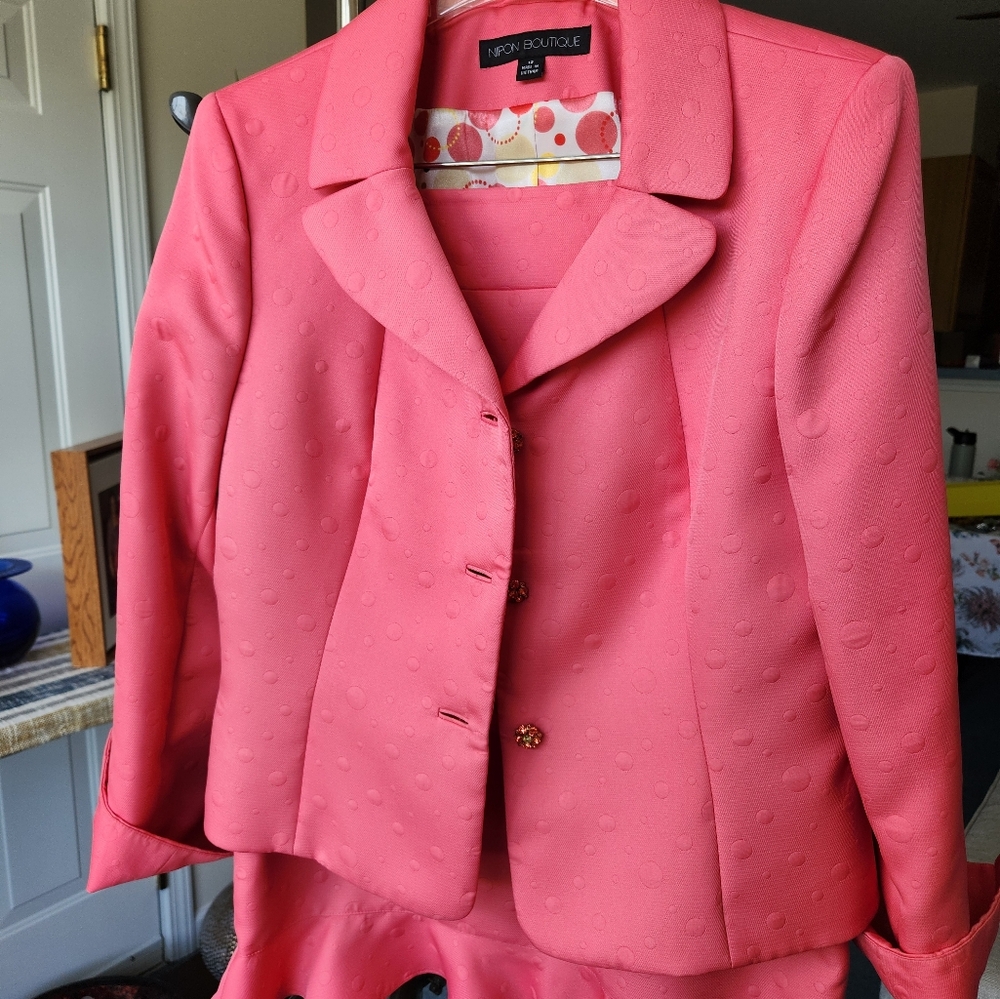Women's Designer 2-Pc suit. Size 12, color Coral